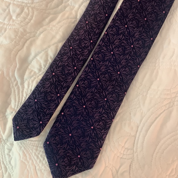 Penrose London 100% silk men’s necktie. Made in England. Deep navy w/ pink dot. - Picture 4 of 7